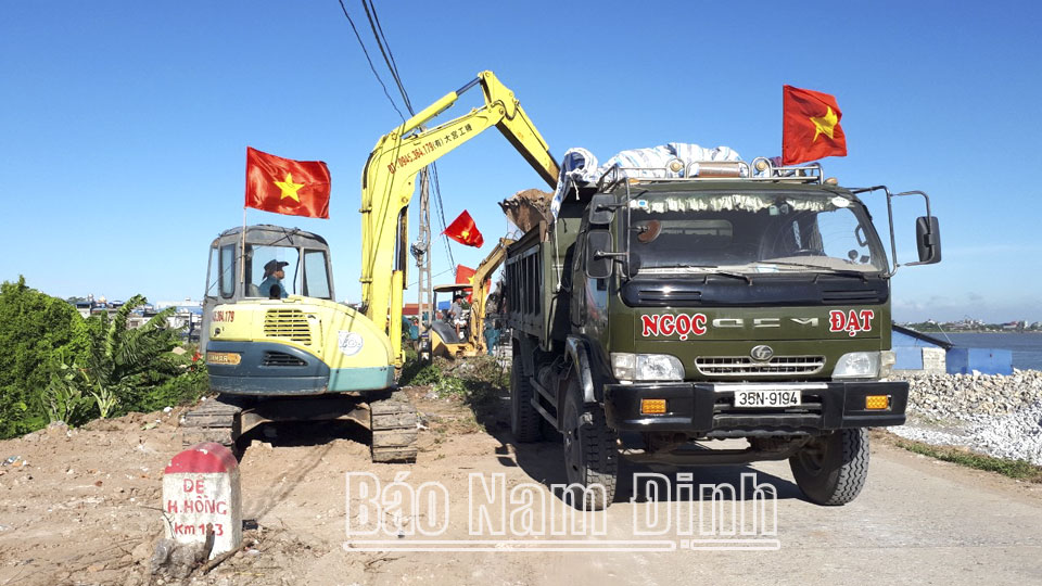Các lực lượng chức năng huyện Trực Ninh xử lý các trường hợp tập kết vật liệu xây dựng trên tuyến đê hữu sông Hồng, góp phần đảm bảo an toàn hệ thống đê kè.