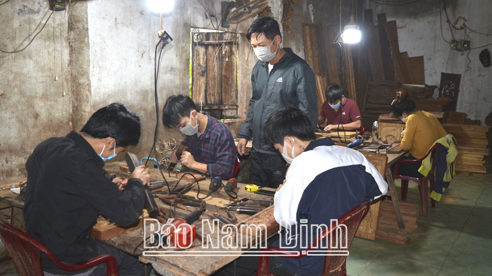 Sản xuất đồ gỗ mỹ nghệ tại gia đình anh Trần Văn Tiễu, xóm 2A, xã Hải Anh (Hải Hậu).  Bài và ảnh: Đức Toàn