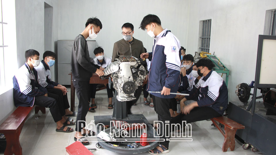 Học sinh Trung tâm Giáo dục nghề nghiệp - Giáo dục thường xuyên Trực Ninh thực hành môn công nghệ ô tô.