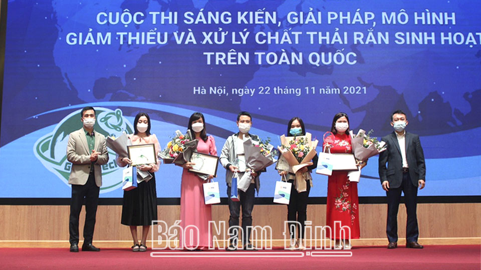 Cô giáo Nguyễn Thị Thu Hường, Chủ tịch Công đoàn Trường THCS Kim Thái (Vụ Bản) (thứ 2 từ phải sang) đoạt giải Ba tại lễ trao giải cuộc thi Sáng kiến, giải pháp, mô hình giảm thiểu và xử lý chất thải rắn sinh hoạt trên toàn quốc do Bộ Tài nguyên và Môi trường tổ chức.  Ảnh: Do cơ sở cung cấp