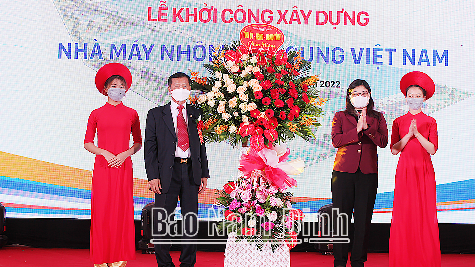 Đồng chí Hà Lan Anh, TUV, Phó Chủ tịch UBND tỉnh tặng lãnh đạo Công ty TNHH Nhôm Nam Sung Việt Nam lẵng hoa tươi thắm nhân dịp khởi công dự án.