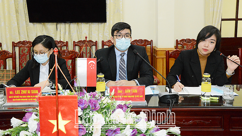 Ngài I-a Tan Phó Đại sứ quán Xinh-ga-po tại Việt Nam phát biểu tại buổi làm việc.