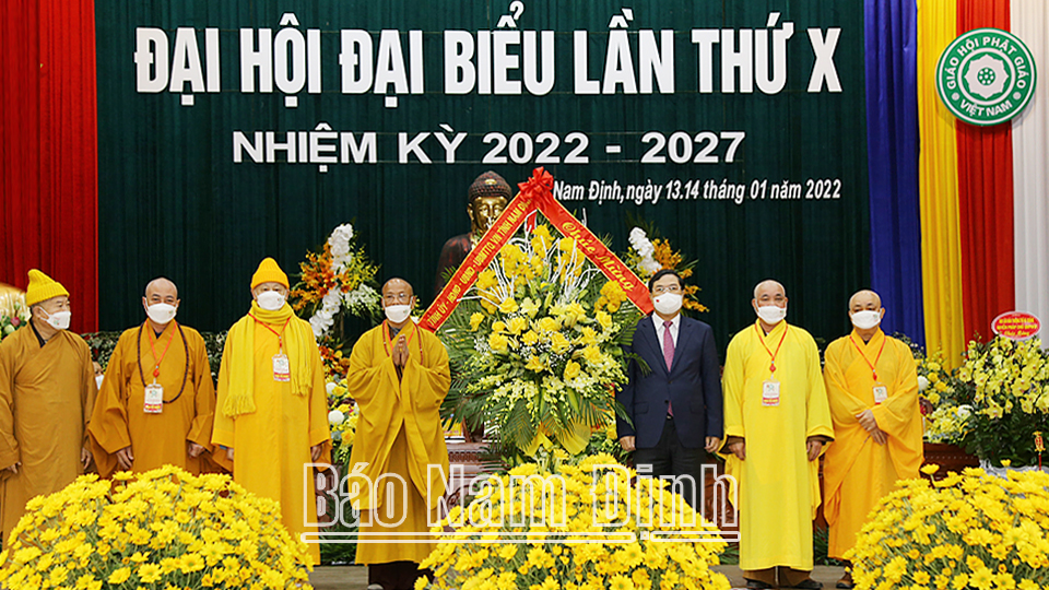 Đồng chí Phạm Gia Túc, Ủy viên BCH Trung ương Đảng, Bí thư Tỉnh ủy tặng lẵng hoa chúc mừng Đại hội.