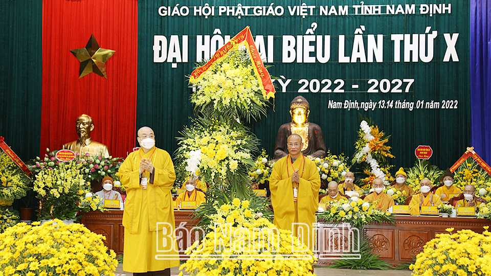 Lãnh đạo Trung ương Giáo hội Phật giáo Việt Nam tặng lẵng hoa chúc mừng Đại hội.