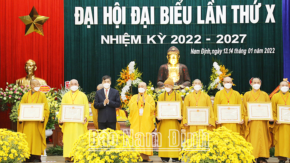 Đồng chí Trần Lê Đoài, TUV, Phó Chủ tịch UBND tỉnh trao tặng bằng khen của UBND tỉnh cho các tập thể, cá nhân có thành tích xuất sắc trong công tác Phật sự giai đoạn 2017-2022.