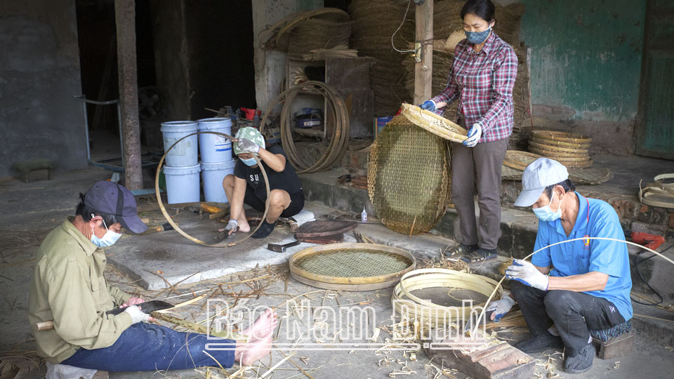 Cơ sở sản xuất mây tre đan của chị Phạm Thị Thoa, tổ dân phố Vạn Đồn, thị trấn Mỹ Lộc tạo việc làm cho nhiều lao động.