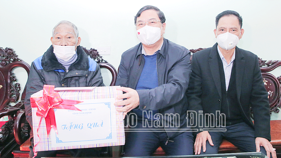 Đồng chí Phạm Gia Túc, Uỷ viên BCH Trung ương Đảng, Bí thư Tỉnh ủy thăm, tặng quà ông Đỗ Văn Thông (80 tuổi) là người nhiễm chất độc hóa học mức I (81%) ở phường Trần Tế Xương (thành phố Nam Định).