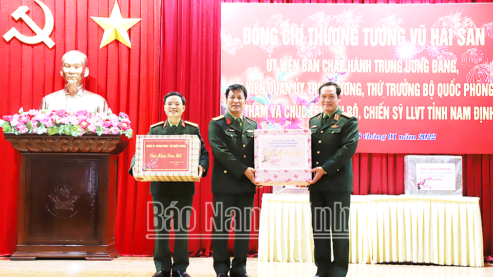 Thượng tướng Vũ Hải Sản, Ủy viên BCH Trung ương Đảng, Ủy viên Quân ủy Trung ương, Thứ trưởng Bộ Quốc phòng tặng quà, chúc Tết cán bộ, chiến sĩ Bộ CHQS tỉnh.