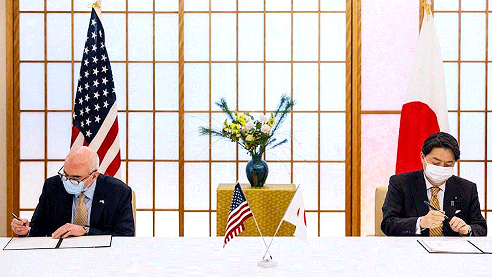 Nhật Bản và Mỹ ký thỏa thuận củng cố liên minh. Ảnh: REUTERS