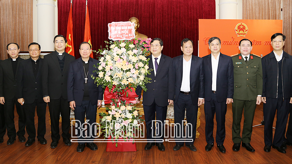 Tòa Tổng Giám mục Tổng Giáo phận Hà Nội tặng hoa chúc Tết Tỉnh ủy, HĐND, UBND tỉnh nhân dịp đón Xuân Nhâm Dần 2022.