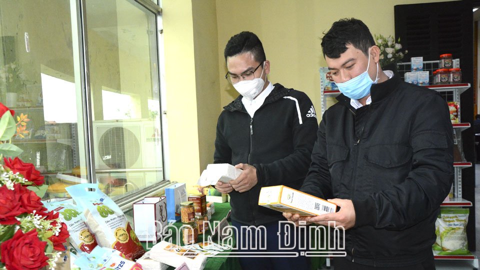 Sản phẩm gạo sạch đóng hút chân không của Công ty TNHH Toản Xuân, xã Yên Lương (Ý Yên) đạt tiêu chuẩn sản phẩm OCOP hạng 4 sao năm 2021.
