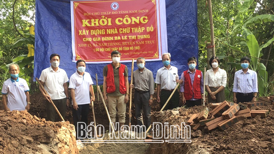 Hội Chữ thập đỏ tỉnh khởi công xây nhà Chữ thập đỏ cho gia đình chị Lê Thị Dung, xóm 11, xã Nam Thắng.