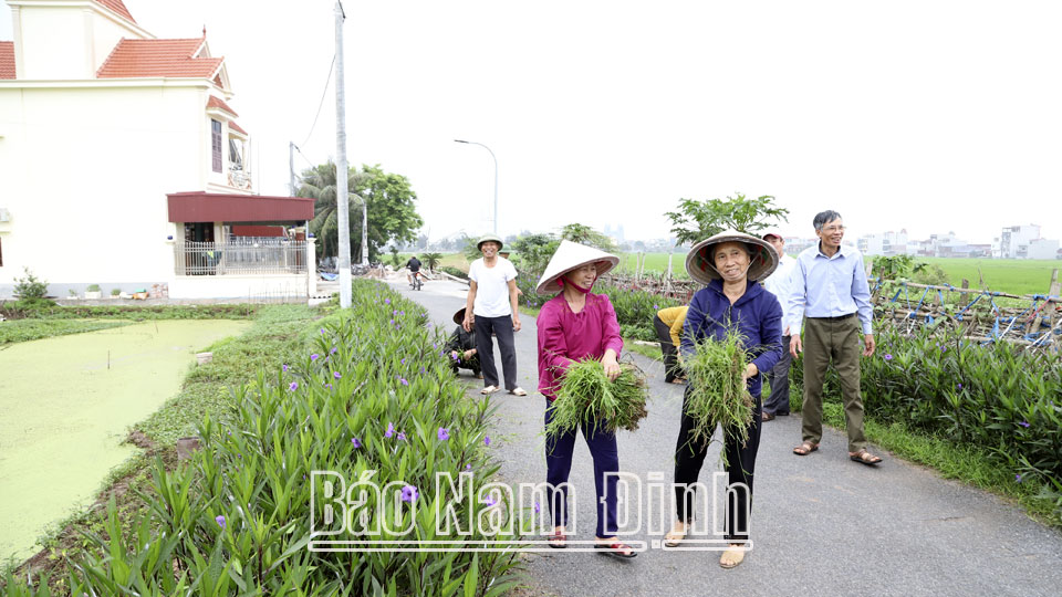 Người cao tuổi xóm 10, xã Xuân Bắc cùng nhân dân tham gia dọn vệ sinh môi trường.  Ảnh: Hoàng Tuấn
