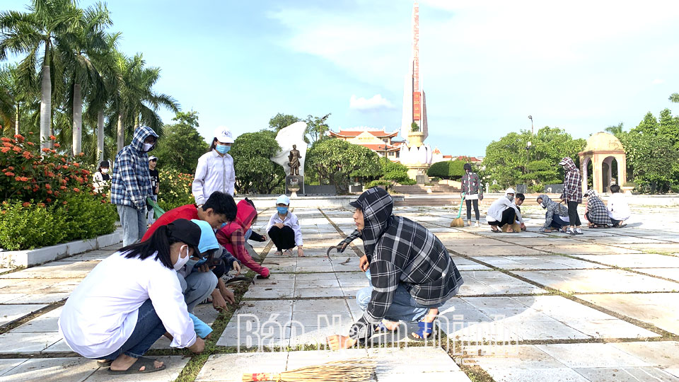 Đoàn viên thanh niên thị trấn Lâm (Ý Yên) tham gia dọn dẹp vệ sinh môi trường.