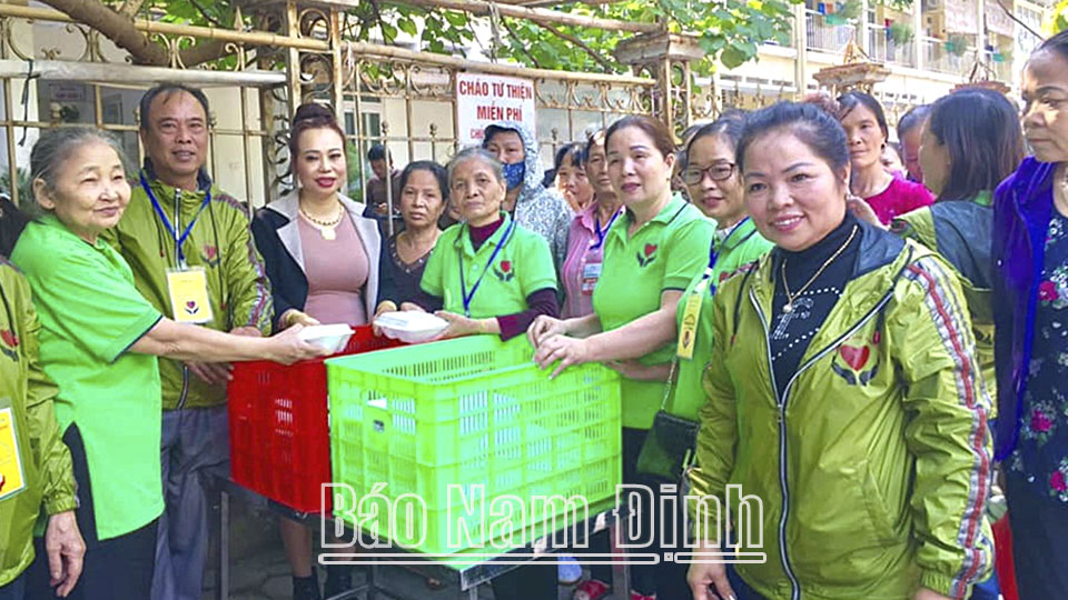 Thành viên Hội thiện nguyện Công Bao (thành phố Nam Định) trao tặng suất cơm miễn phí cho bệnh nhân tại Bệnh viện Đa khoa tỉnh.  Ảnh: Do cơ sở cung cấp