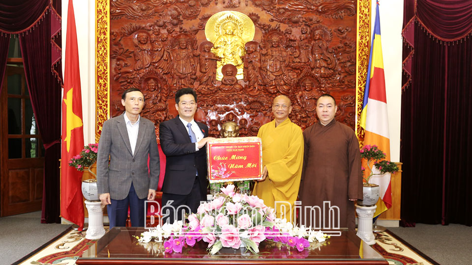 Đồng chí Trần Anh Dũng, Ủy viên Ban TVTU, Phó Chủ tịch Thường trực UBND tỉnh thăm, chúc Tết Ban Trị sự Giáo hội Phật giáo tỉnh.