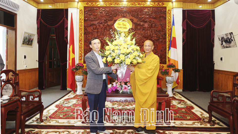 Lãnh đạo Sở Nội vụ tặng hoa chúc mừng Hòa thượng Thích Quảng Hà được Giáo hội Phật giáo Việt Nam tấn phong Hòa thượng ngày 31-12-2021. 