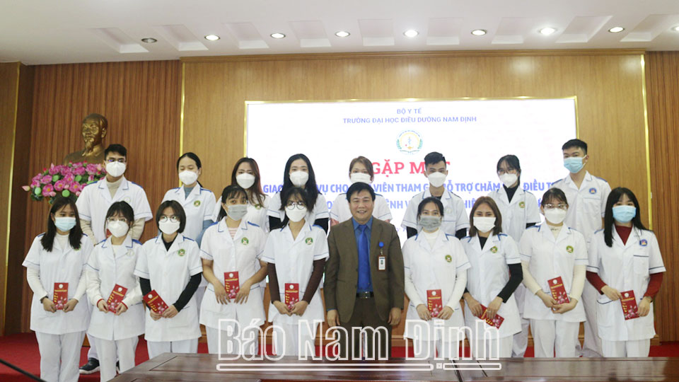 Lãnh đạo Trường Đại học Điều dưỡng Nam Định tặng quà, động viên 54 sinh viên tham gia hỗ trợ, chăm sóc, điều trị người bệnh COV-19 tại Bệnh viện Bệnh nhiệt đới Trung ương.