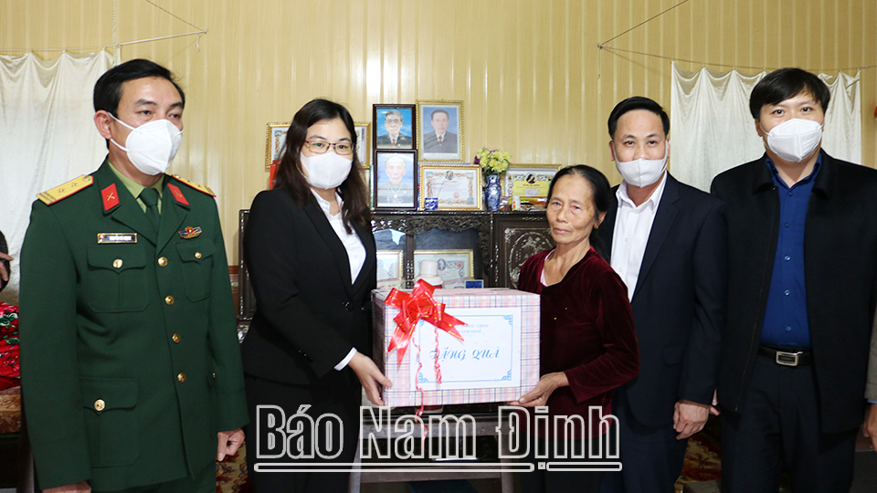 Đồng chí Hà Lan Anh, TUV, Phó Chủ tịch UBND tỉnh thăm, tặng quà gia đình ông Nguyễn Văn Tung là người hoạt động kháng chiến bị nhiễm chất độc hóa học 81% ở đội 4 Phú Thọ, xã Nghĩa Hải