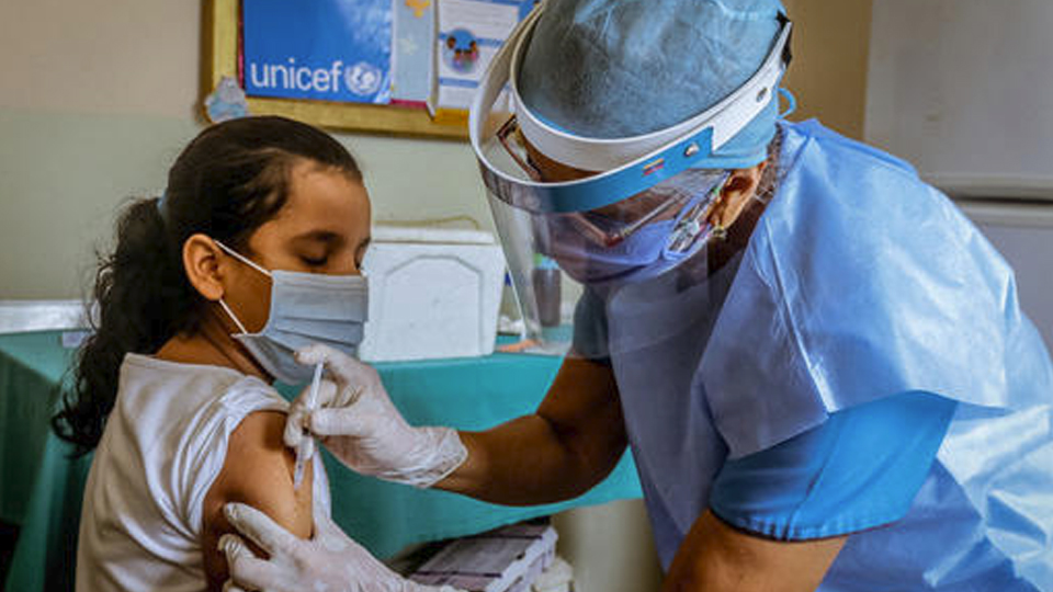 iêm chủng cho trẻ em tại Venezuela (Ảnh: William Urdaneta/UNICEF).