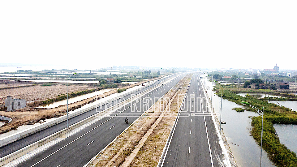 Dự án đầu tư xây dựng tuyến đường trục phát triển nối vùng kinh tế biển tỉnh ta với đường cao tốc Cầu Giẽ - Ninh Bình đoạn qua địa bàn huyện Nghĩa Hưng. Ảnh: Bùi Luận