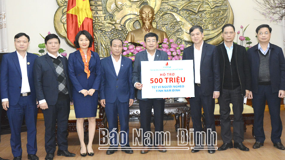 Đại diện lãnh đạo Tập đoàn Dầu khí Quốc gia Việt Nam trạo tặng 500 triệu đồng ủng hộ Chương trình Tết cho người nghèo của tỉnh.