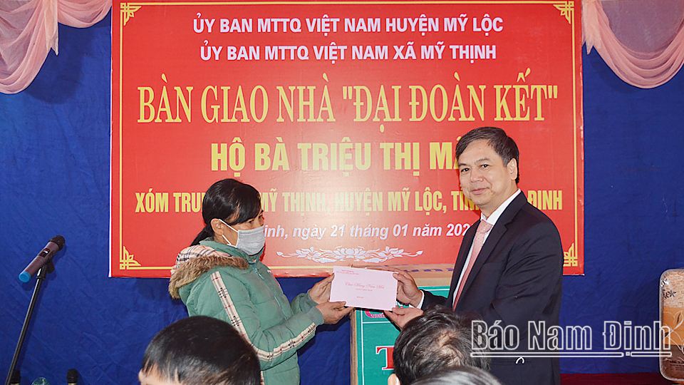 Đồng chí Trần Lê Đoài, TUV, Phó Chủ tịch UBND tỉnh trao tặng quà Tết cho hộ bà Triệu Thị Mão tại xóm Trung, xã Mỹ Thịnh (Mỹ Lộc) nhân dịp khánh thành nhà Đại Đoàn kết. 