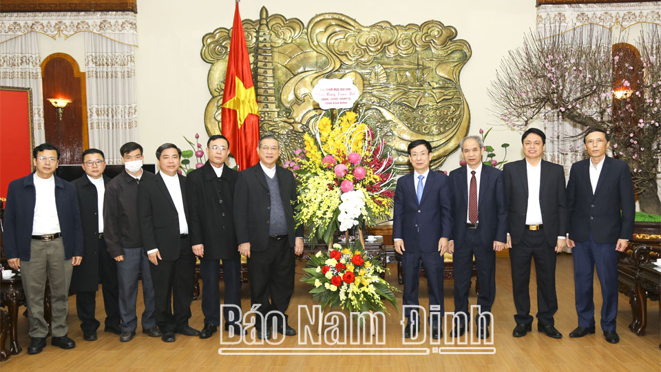 Tòa Giám mục Bùi Chu tặng hoa chúc Tết UBND tỉnh nhân dịp đón Xuân Nhâm Dần 2022.