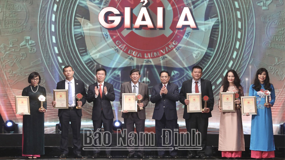 Thủ tướng Chính phủ Phạm Minh Chính, Thường trực Ban Bí thư Võ Văn Thưởng trao Giải A cho các tác giả, nhóm tác giả.