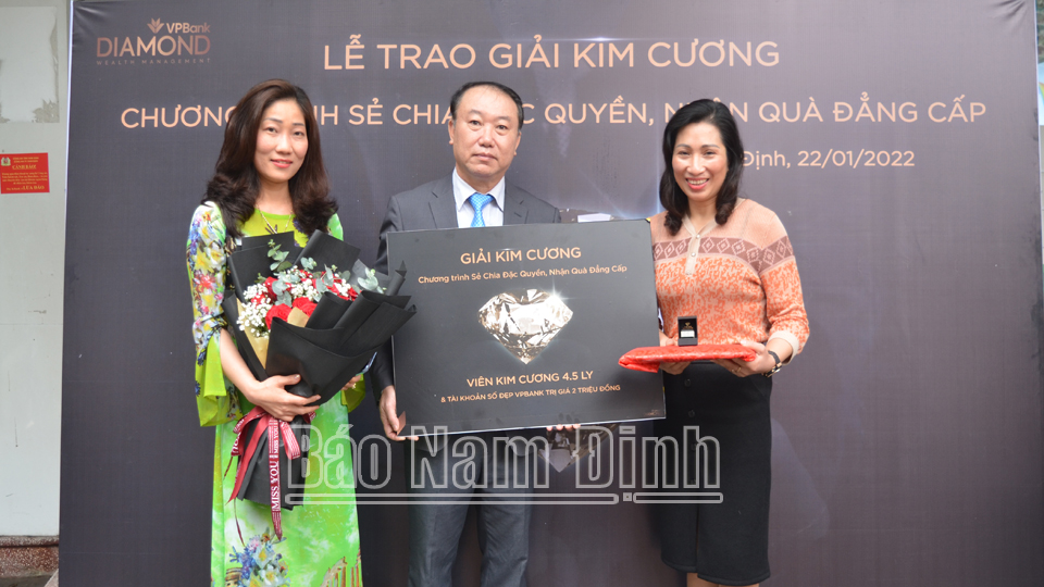Đại diện lãnh đạo VPBank Chi nhánh khu vực Thành Nam trao giải Nhất của năm 2021 khách hàng trúng thưởng chương trình.