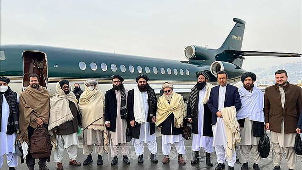 Phái đoàn Taliban chụp ảnh chung tại sân bay Kabul, trước khi khởi hành sang Oslo, Na Uy ngày 22/1/2022. (Ảnh: AFP/TTXVN)