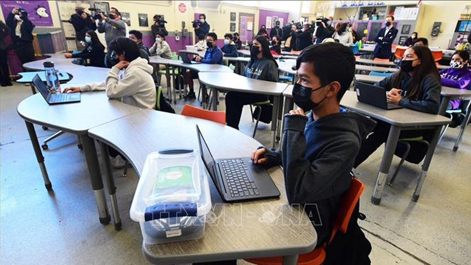 Học sinh đeo khẩu trang phòng lây nhiễm Covid-19 tại một lớp học ở Los Angeles (Mỹ), ngày 11/1/2022. (Ảnh: AFP/TTXVN)