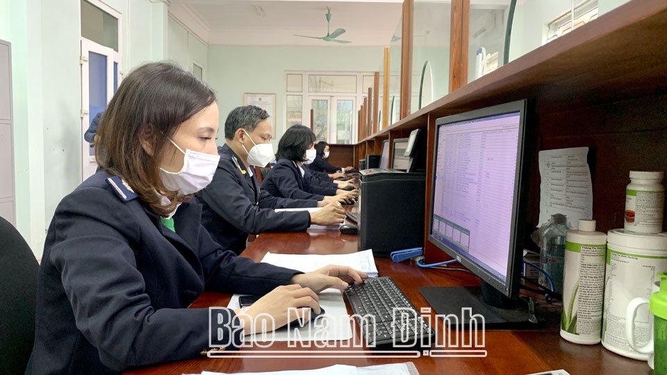 Cán bộ Chi cục Hải quan Nam Định ứng dụng phần mềm khai hải quan điện tử trong giải quyết thủ tục xuất nhập khẩu cho doanh nghiệp.