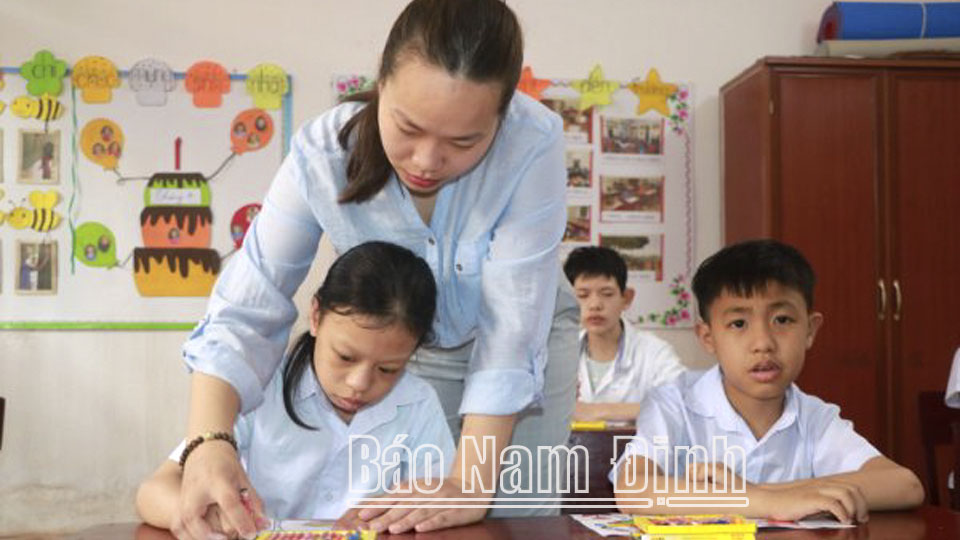 Cô và trò Trường Trẻ em khuyết tật huyện Giao Thuỷ trong một giờ học.  Bài và ảnh: Hồng Minh