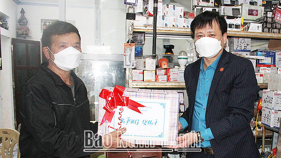 Đồng chí Mai Thanh Long, TUV, Phó Chủ tịch HĐND tỉnh thăm, tặng quà ông Nguyễn Đình Phi là bệnh binh tỷ lệ mất sức lao động 61% ở thôn Bồng Quỹ, xã Yên Phong (Ý Yên).