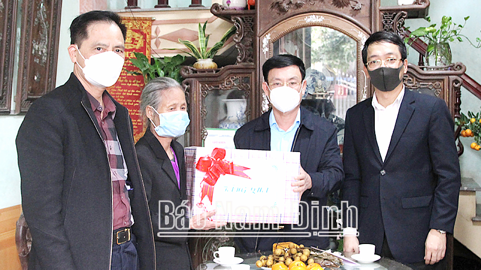 Đồng chí Chủ tịch UBND tỉnh thăm, tặng quà bà Lê Thị Chạy (82 tuổi), là gia đình liệt sĩ, ở thôn Thanh Khê, xã Nam Cường. Ảnh: Thu Thuỷ