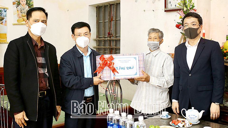 Đồng chí Chủ tịch UBND tỉnh thăm, tặng quà thăm và tặng quà ông Phùng Văn Khang (71 tuổi), là thương binh 81%, ở thôn Ngưu Trì, xã Nam Cường. Ảnh: Thu Thuỷ