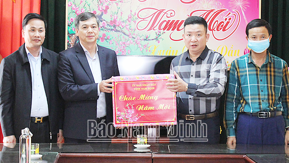 Đồng chí Trần Lê Đoài, Phó Chủ tịch UBND tỉnh chúc Tết Trung tâm bảo trợ xã hội tổng hợp tỉnh.