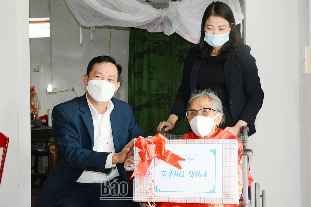 Đồng chí Nguyễn Phùng Hoan, Ủy viên Ban TVTU, Phó Chủ tịch Thường trực HĐND tỉnh chúc Tết, tặng quà Bà mẹ Việt Nam Anh hùng Bùi Thị Chắt tại xóm 6, xã Hải An.