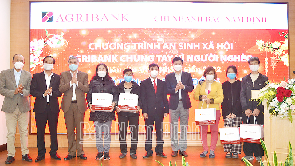 Đại diện lãnh đạo các ban, ngành và Agribank Chi nhánh Bắc Nam Định trao tặng quà cho các hộ nghèo có hoàn cảnh khó khăn trên địa bàn tỉnh nhân dịp Tết Nhâm Dần 2022.