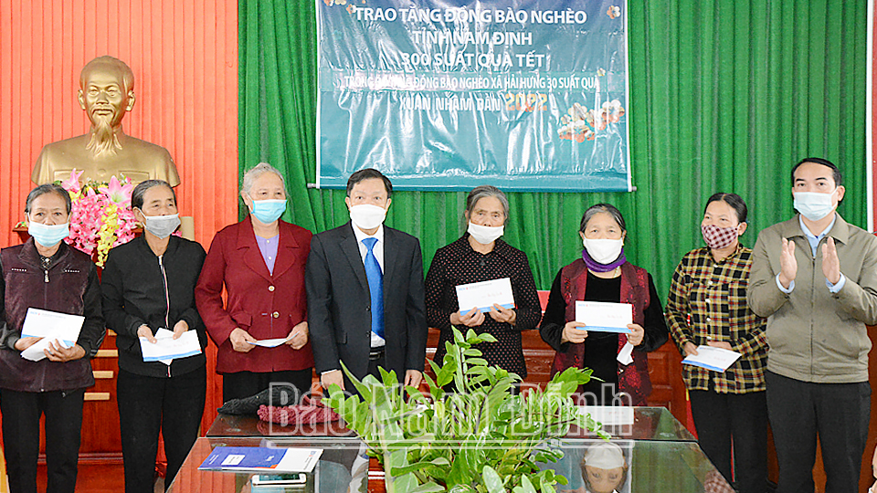 Lãnh đạo Ngân hàng BIDV Nam Định trao tặng quà cho các gia đình chính sách, hộ nghèo của xã Hải Hưng (Hải Hậu).