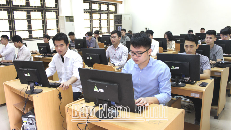 Sinh viên Khoa Công nghệ thông tin Trường Đại học Sư phạm Kỹ thuật Nam Định trong giờ thực hành.