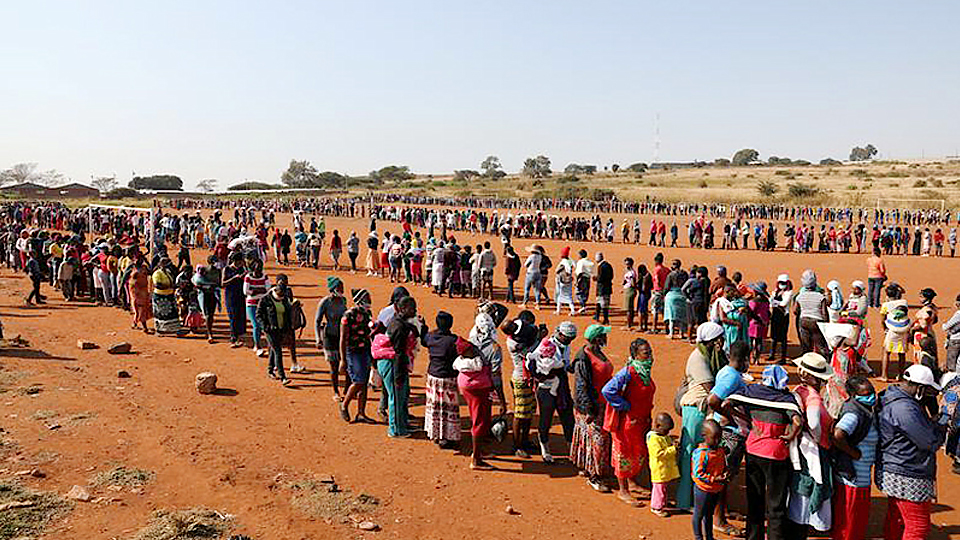Dòng người xếp hàng chờ nhận thực phẩm ở Nam Phi. Ảnh REUTERS