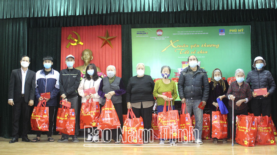 Các hộ nghèo trên địa bàn thành phố Nam Định nhận quà Tết của Chương trình “Xuân yêu thương - Tết sẻ chia”.