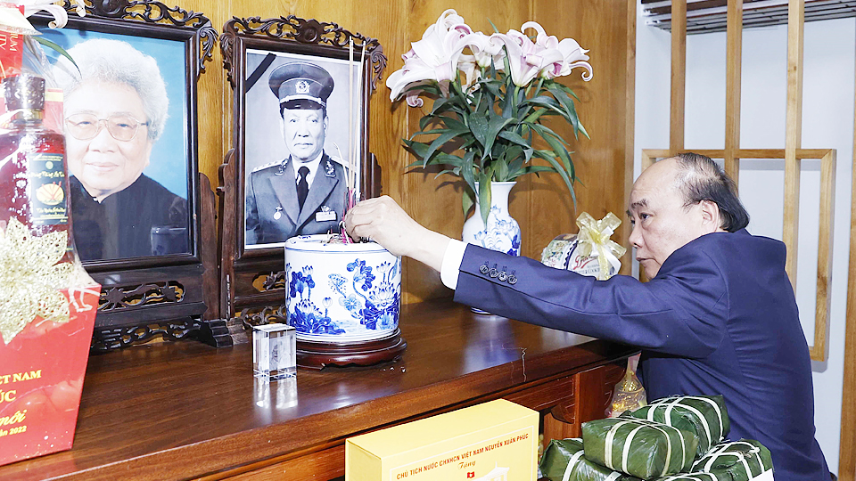 Chủ tịch nước Nguyễn Xuân Phúc dâng hương tưởng nhớ Đại tướng Lê Đức Anh, Chủ tịch nước từ năm 1992-1997.  Ảnh: Thống Nhất/TTXVN