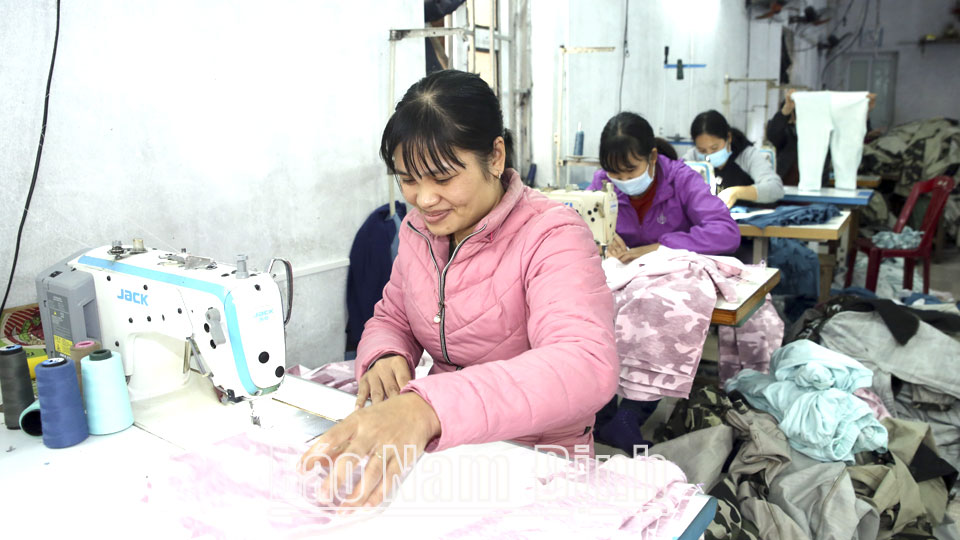 Cơ sở may Bích Liên, xã Yên Cường tạo việc làm cho nhiều lao động địa phương.
