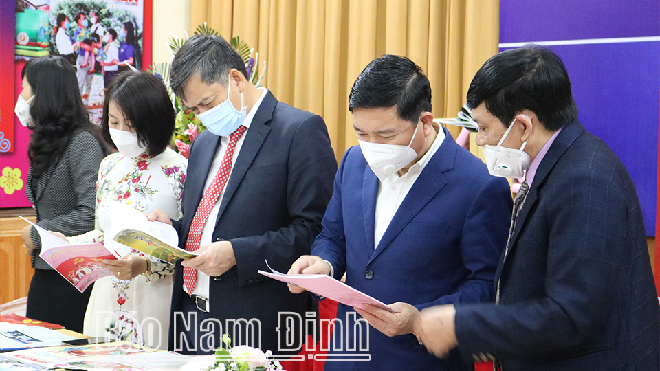 Đồng chí Trần Lê Đoài, TUV, Phó Chủ tịch UBND tỉnh và các đại biểu tham quan gian trưng bày triển lãm báo Xuân.