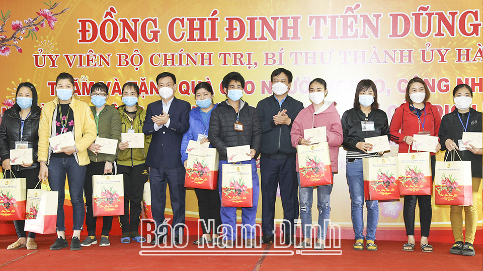 Đồng chí Chủ tịch UBND tỉnh Phạm Đình Nghị và đại diện Tổng LĐLĐ Việt Nam trao tặng quà cho công nhân lao động có hoàn cảnh khó khăn.