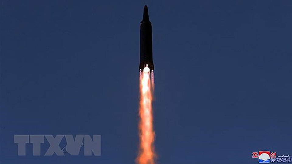 (Ảnh do Hãng thông tấn Trung ương Triều Tiên KCNA phát ngày 12/1): Vụ phóng thử tên lửa siêu vượt âm do Viện Khoa học Quốc phòng Triều Tiên thực hiện tại một địa điểm chưa xác định. (Ảnh: Yonhap/TTXVN)