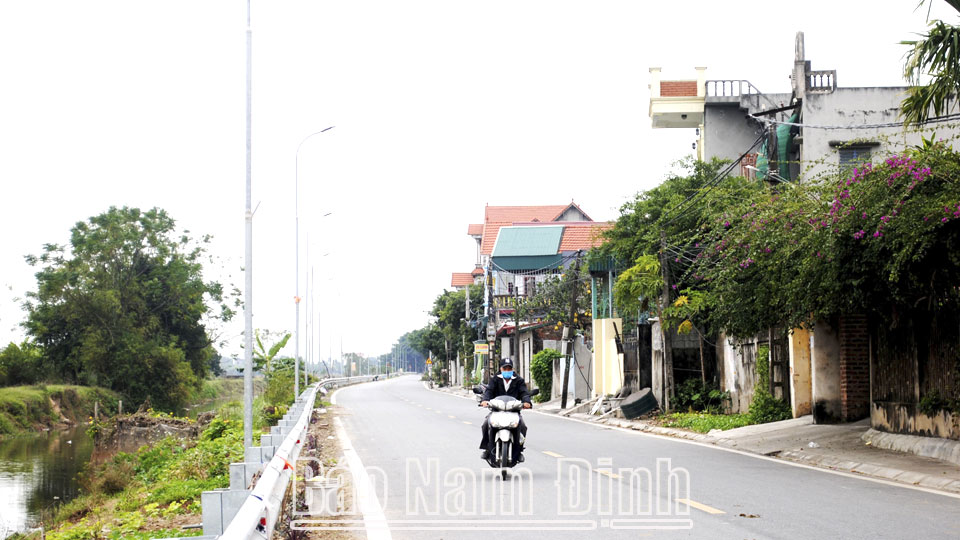 Đường giao thông xóm Bến, xã Yên Trị được nhựa hóa phong quang, sạch sẽ.